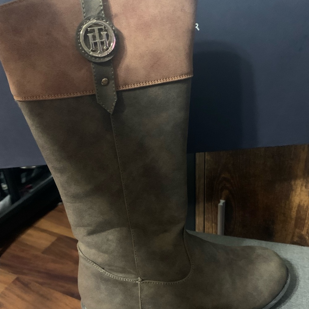Boots - Picture 4 of 7